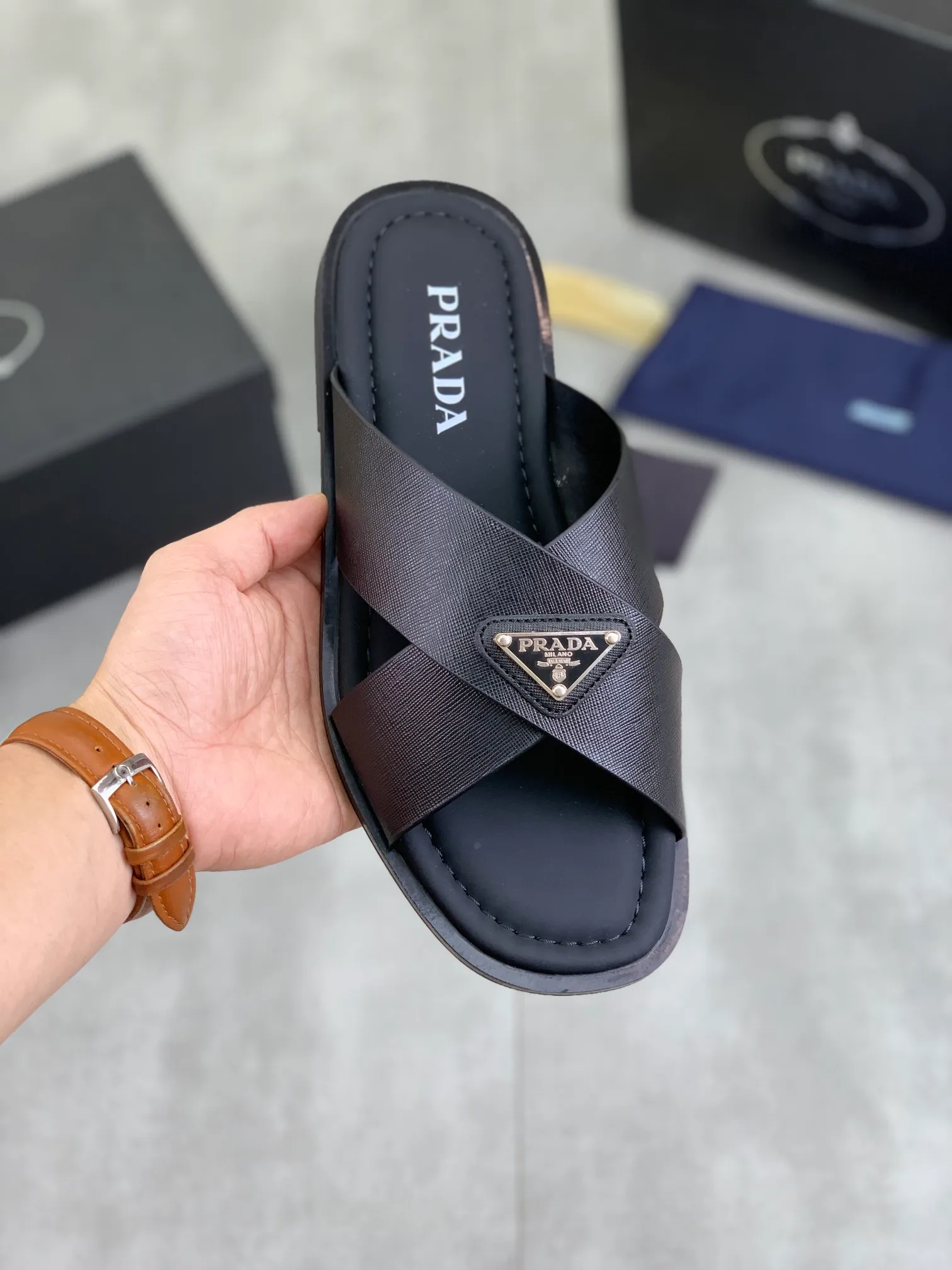 Men's shoes 💰P300💰【New style】🎁🎁🎁 PRADA Prada's new casual slippers, original official website 1:1, perfect workmanship, transmitting a kind of noble luxury, sublimating its definition of luxury in Prada's high-end extraordinary craftsmanship. Original combination outsole, code number: 38-44 (45 customized) 4️⃣colors🉑️ to choose from